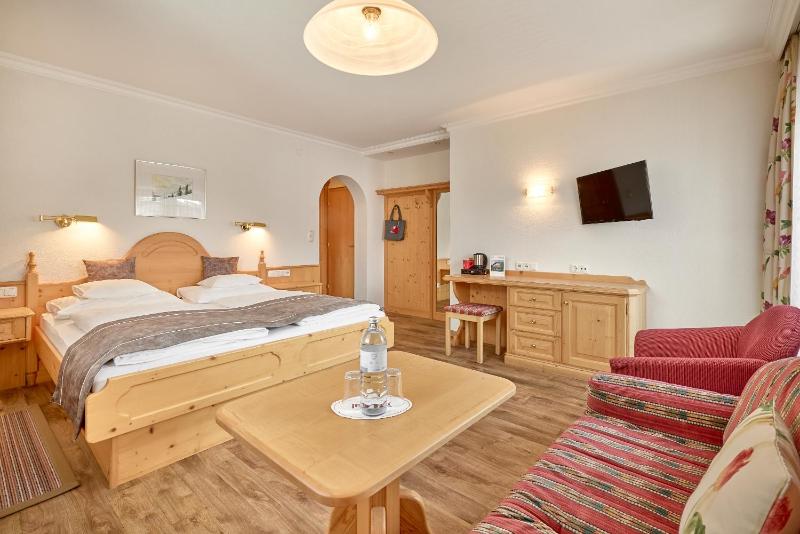 Superior Double Room with Balcony image 3
