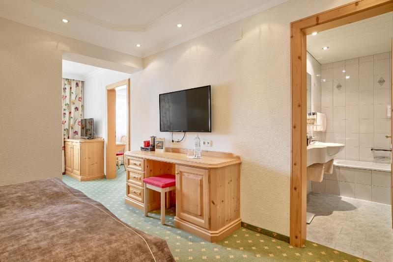 Family Room image 3