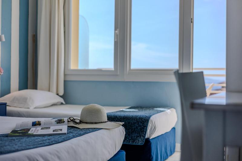 3rd Floor Triple Room with Sea View and Balcony image 2