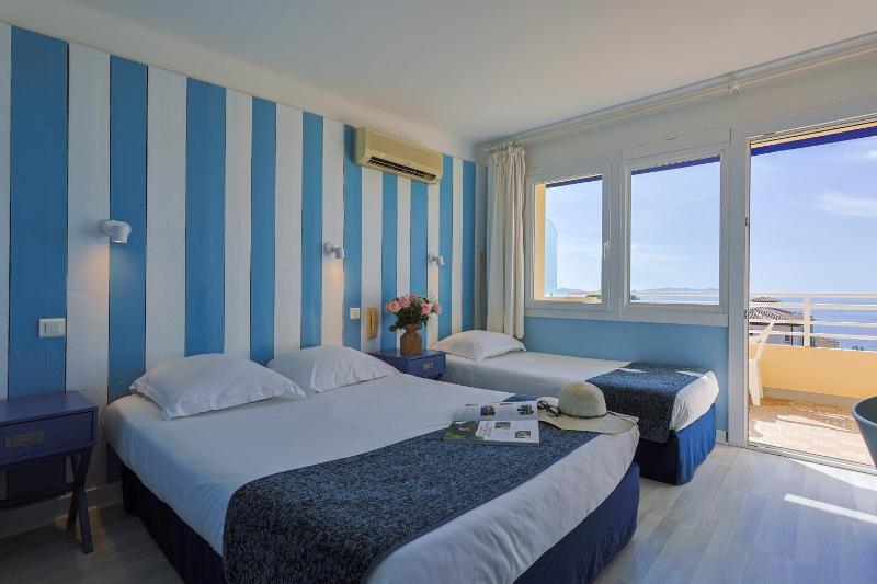 3rd Floor Triple Room with Sea View and Balcony image 1