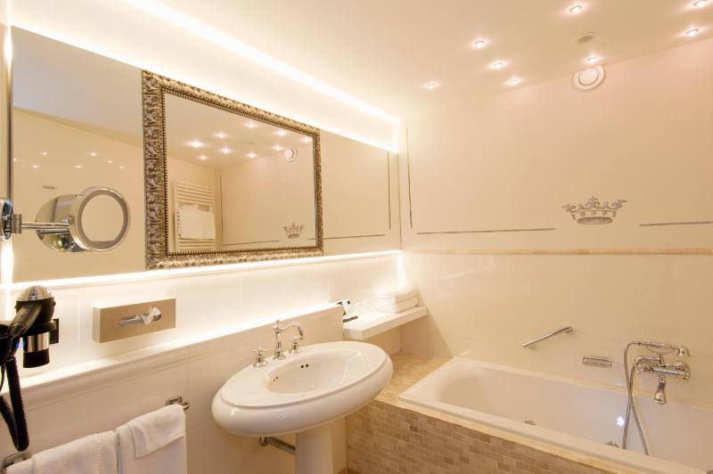 Deluxe King Suite image 2