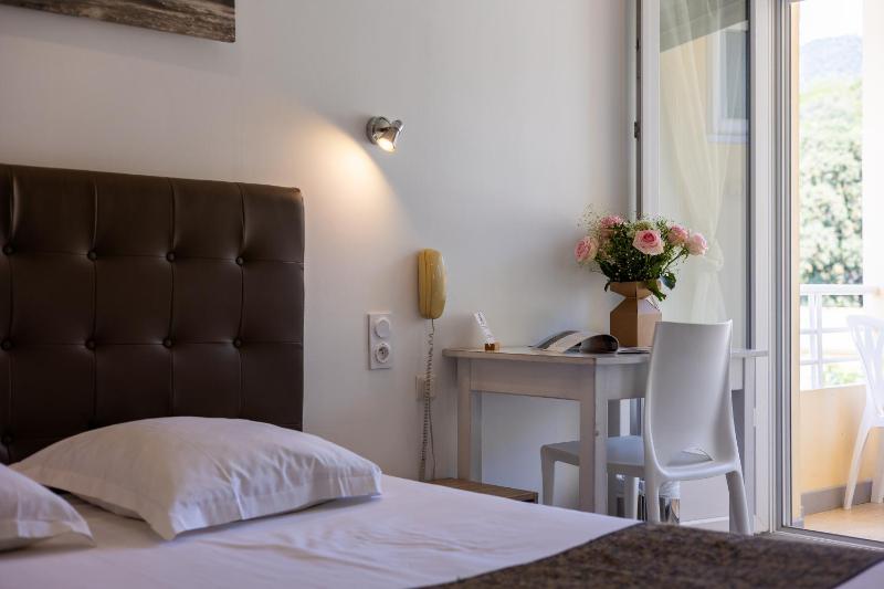 Double Room with Balcony image 3