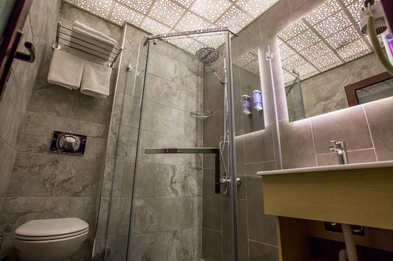 Double Room with Balcony image 4