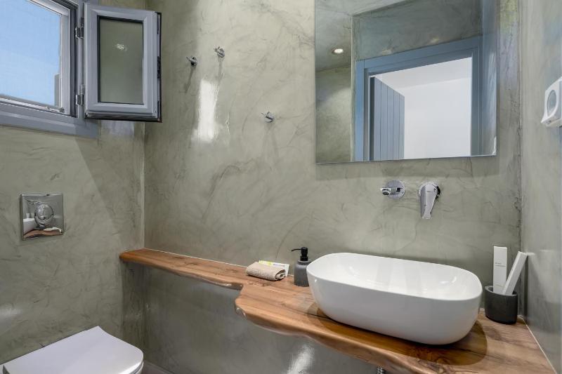 Deluxe Double Room image 2
