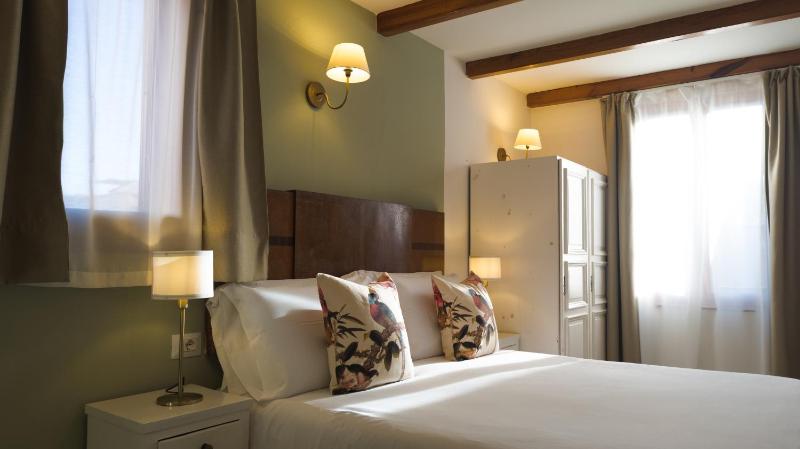 Double Room image 3