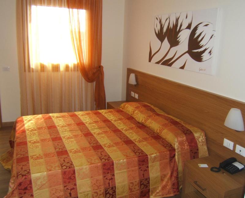 Double or Twin Room image 4