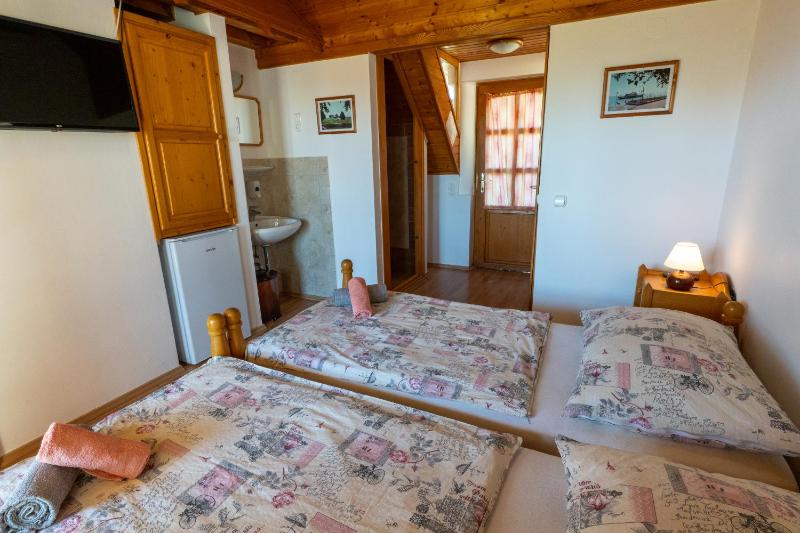 Twin Room with Balcony image 2