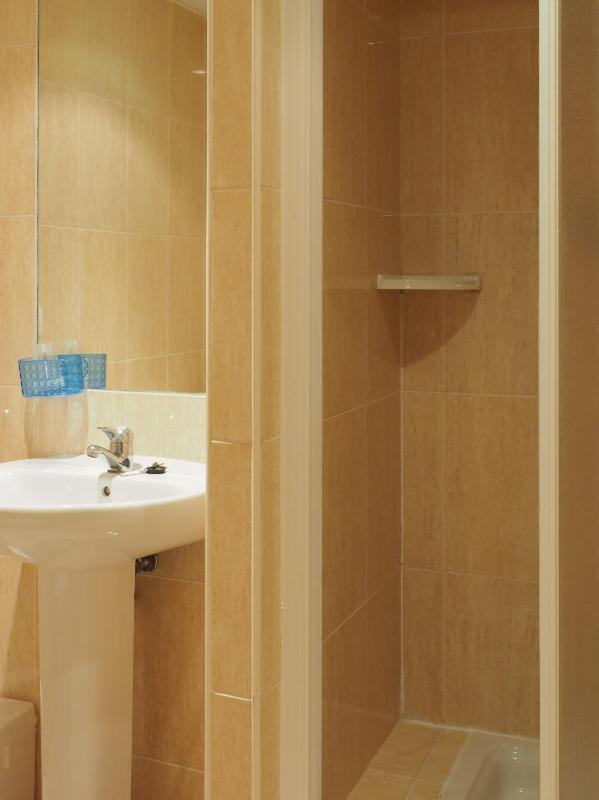Quadruple Room image 3