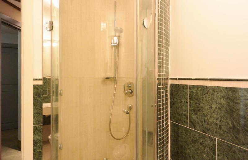 Standard Triple Room image 2