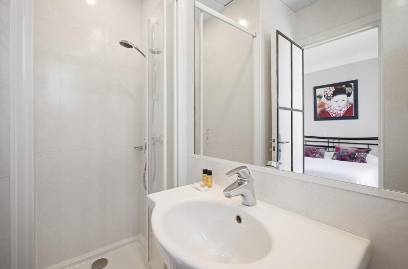 Double Room with Harbour View image 3