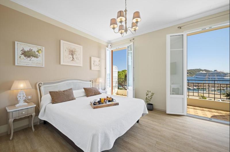 Deluxe Double Room with Balcony and Sea View image 1