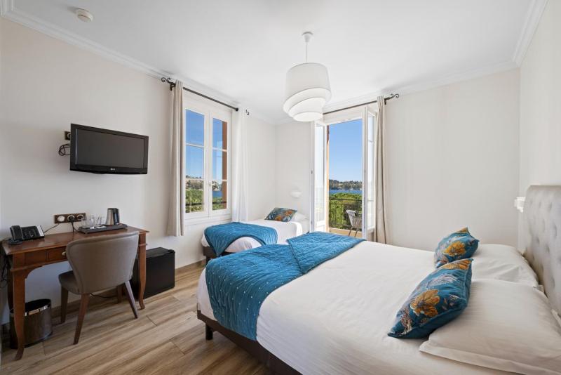 Triple Room with Sea View and Balcony image 1