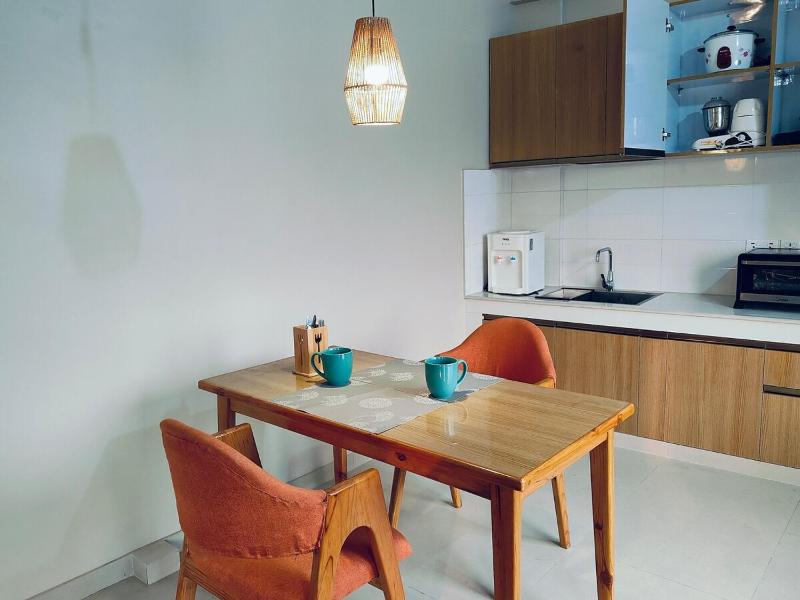 Mid Town Room - image 10