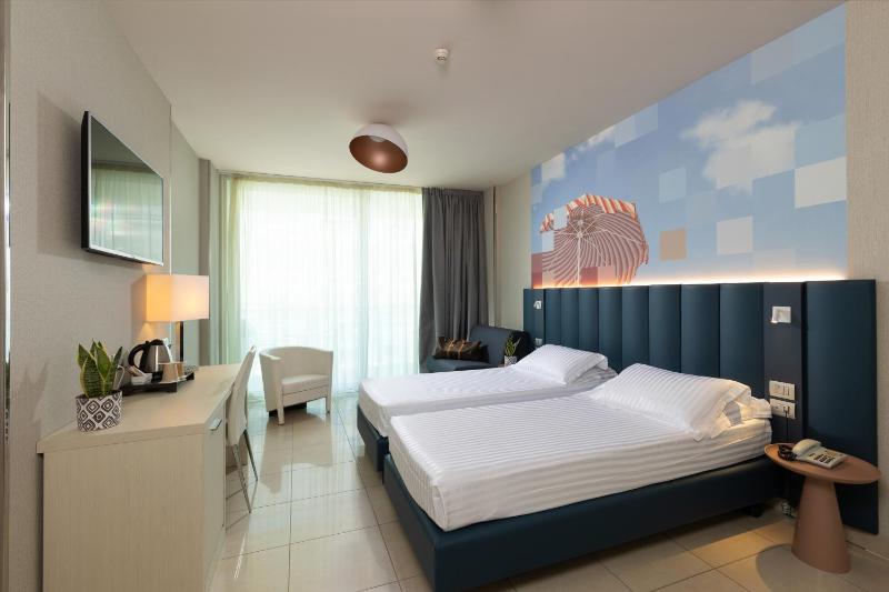 Superior Twin Room with Balcony and Side Sea View image 4