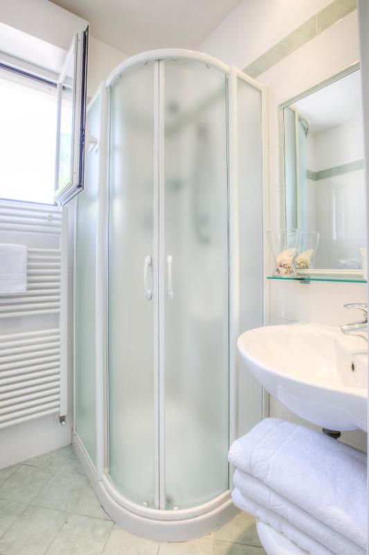 Triple Room with Sea View image 3