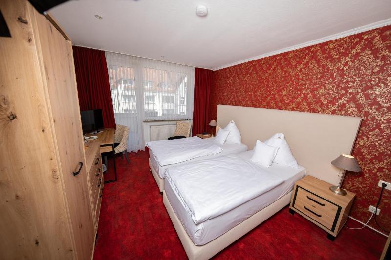 Twin Room image 4