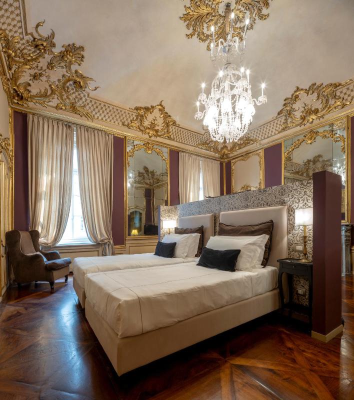 Superior Suite with Balcony image 2