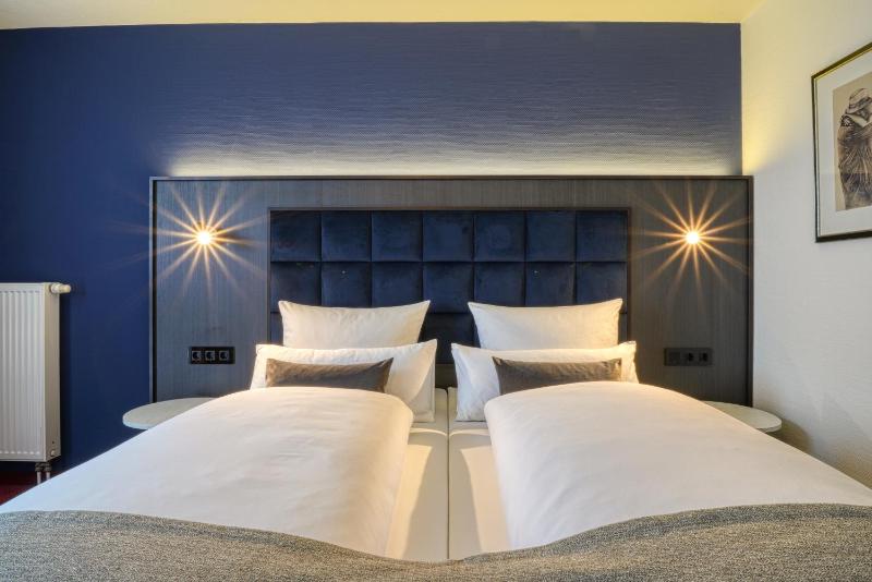 Double Room with Sea View image 3