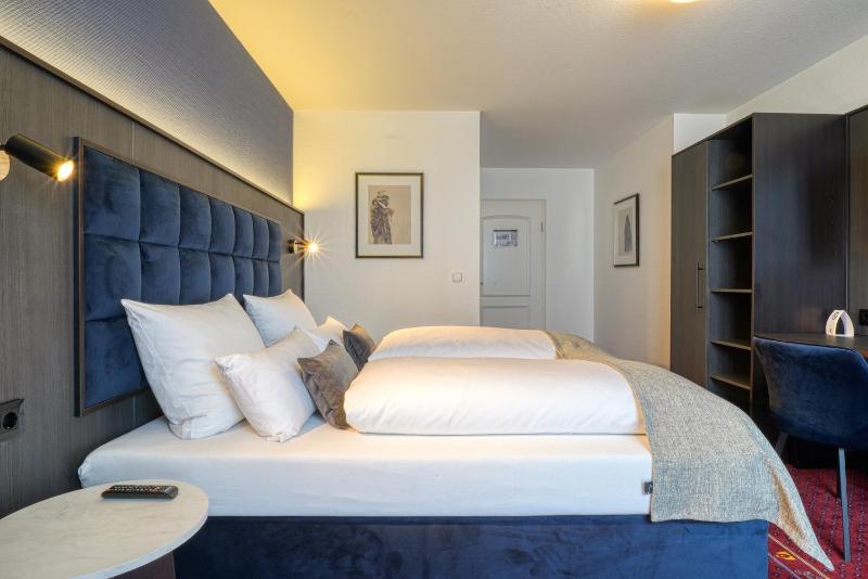 Double Room with Sea View image 1