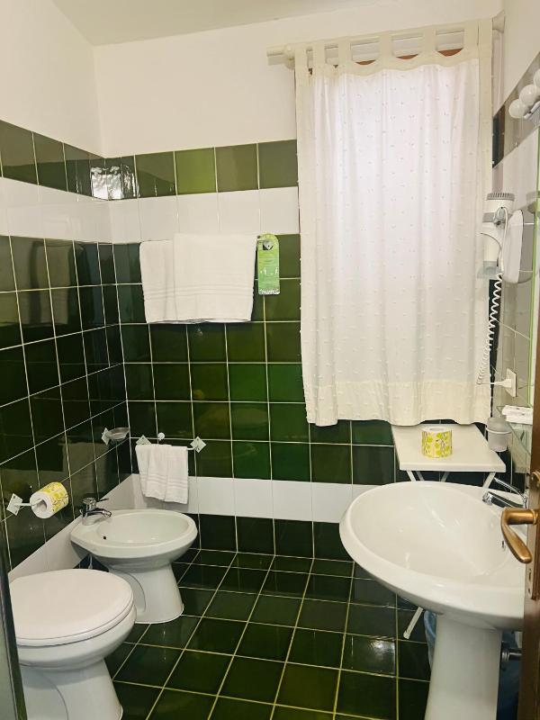 Classic Double or Twin Room image 3