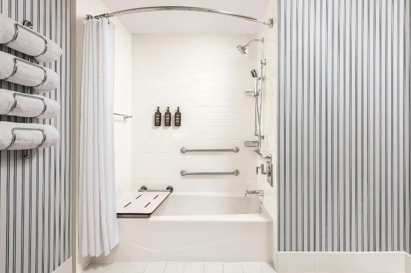 2 Double Beds, Marina Tower, Executive Guest Room image 2
