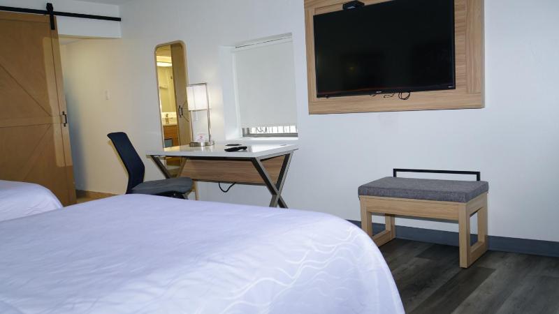 Queen Room with Two Queen Beds image 3