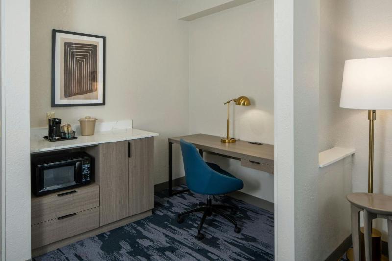 One-Bedroom Queen Suite with Sofa Bed image 4