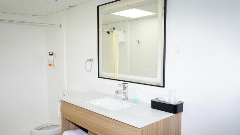 Deluxe Queen Room image 3