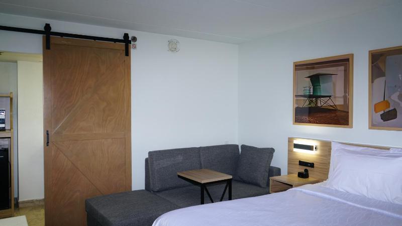 Deluxe Queen Room image 2