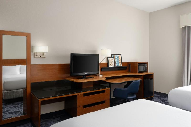 Queen Room with Two Queen Beds - Hearing Accessible image 4