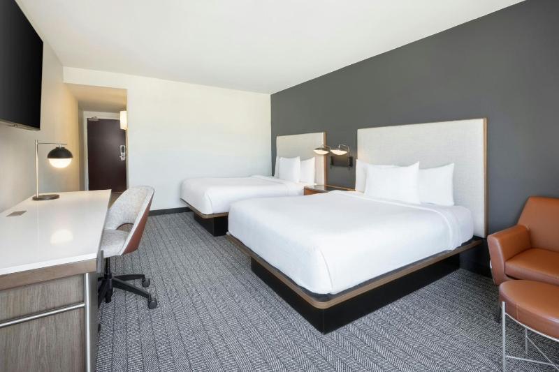 Queen Room with Two Queen Beds image 3