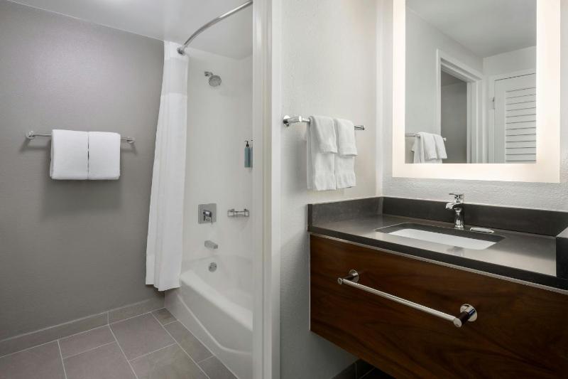 Guest Room with Two Queen Beds and Balcony - Aquarium View image 3