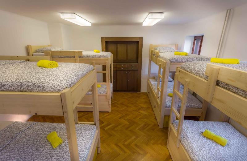 Bed in 8-Bed Mixed Dormitory Room image 3