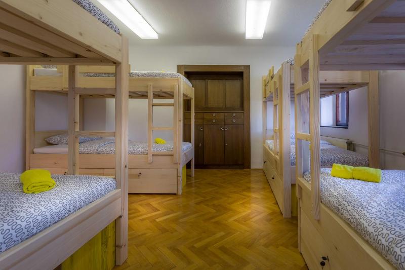 Bed in 8-Bed Mixed Dormitory Room image 2