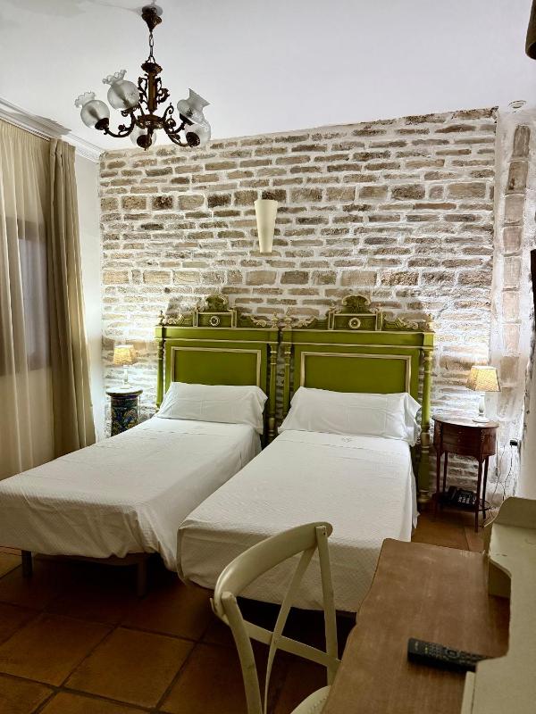 Double or Twin Room image 4