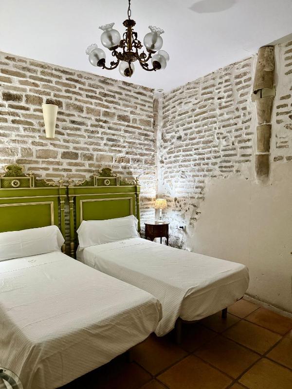 Double or Twin Room image 3