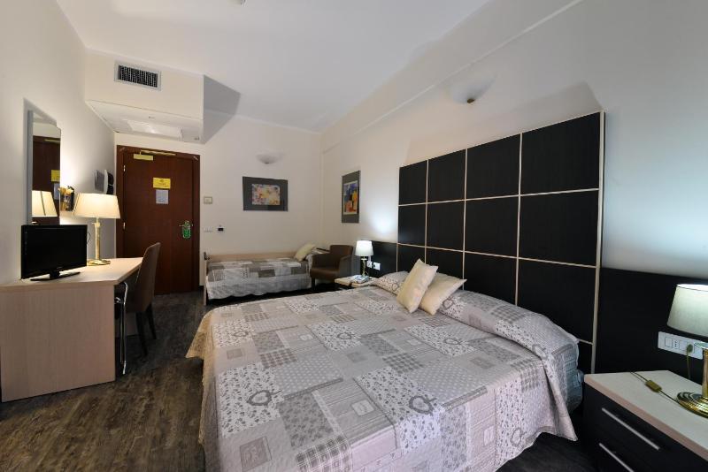 Standard Triple Room image 3