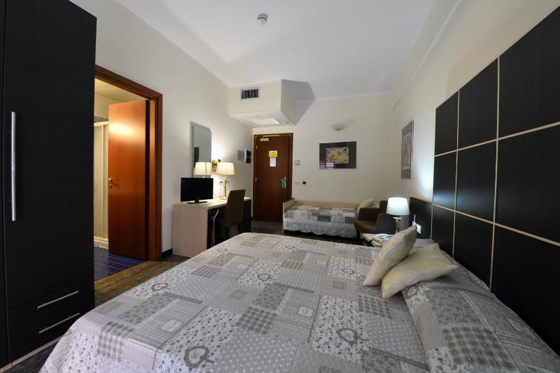Standard Triple Room image 4