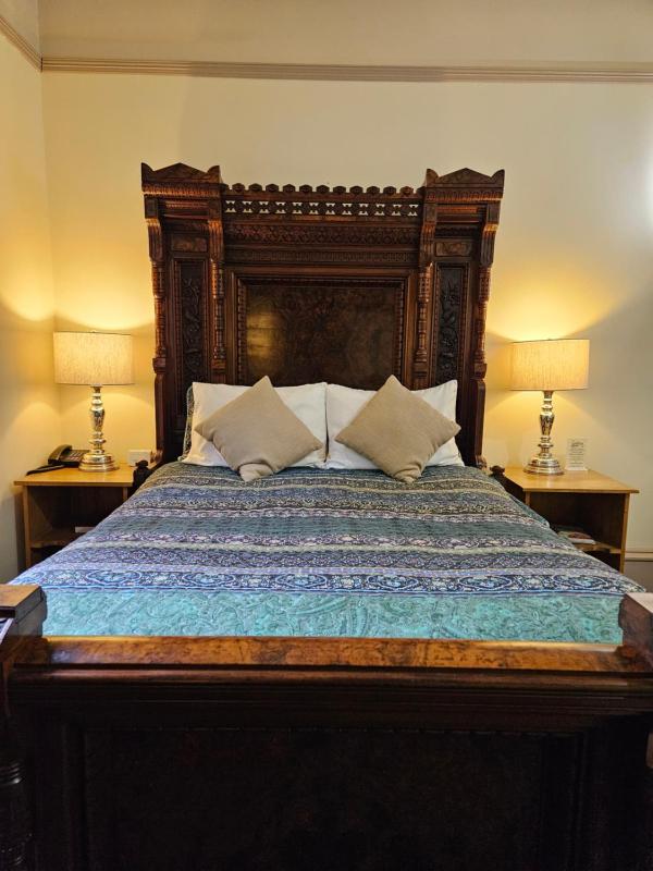 Queen Suite with Spa Bath image 1