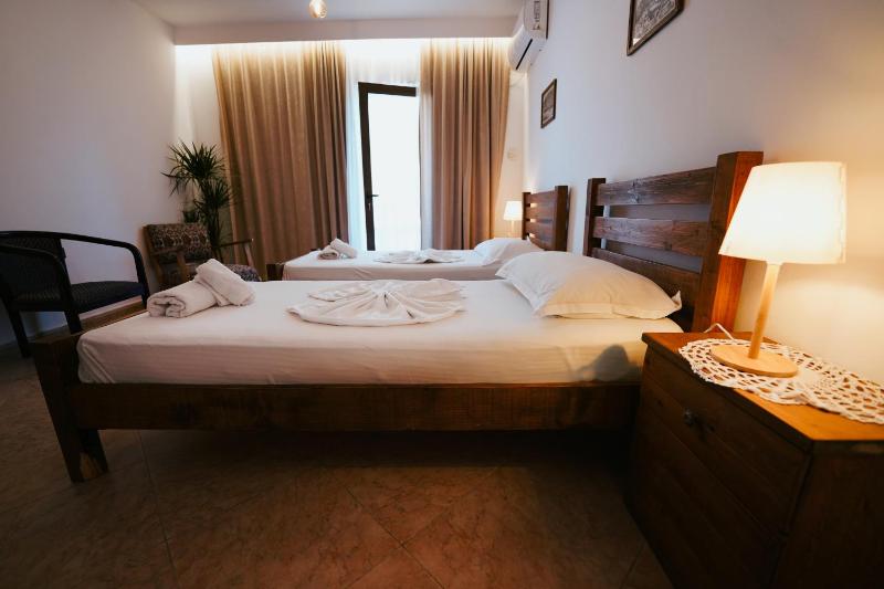 Deluxe Double or Twin Room with Balcony image 4