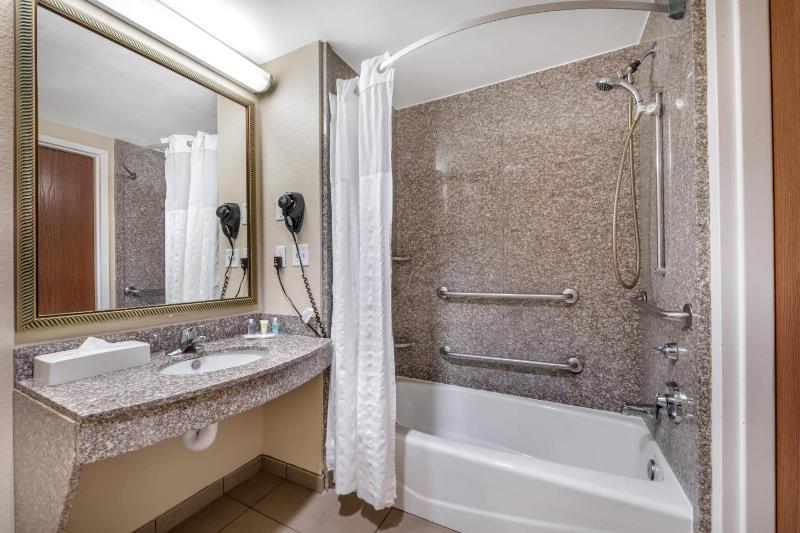 Queen Suite with Two Queen Beds - Non-Smoking image 2