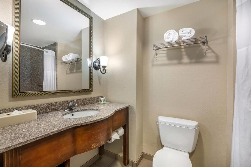 Queen Suite with Two Queen Beds - Disability Access/Non-Smoking image 2