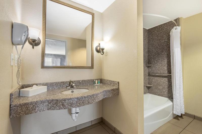 King Suite - Accessible/Non-Smoking image 2