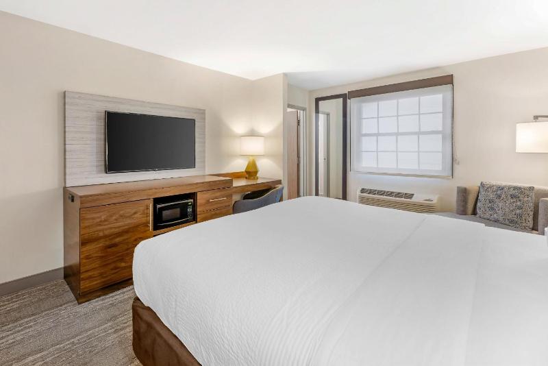 Standard King Room - Non-Smoking  image 3