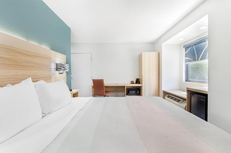 King Room with Tub - Disability Access/Non Smoking image 1