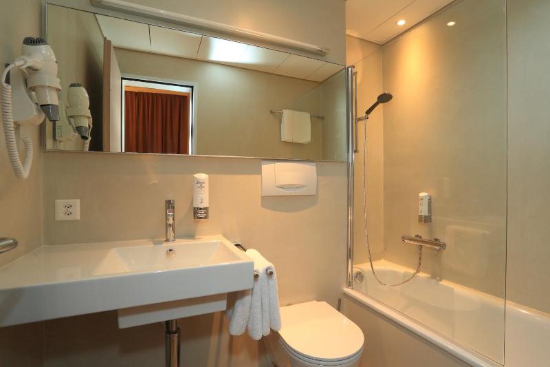 Twin Room with Terrace and Lake View image 4