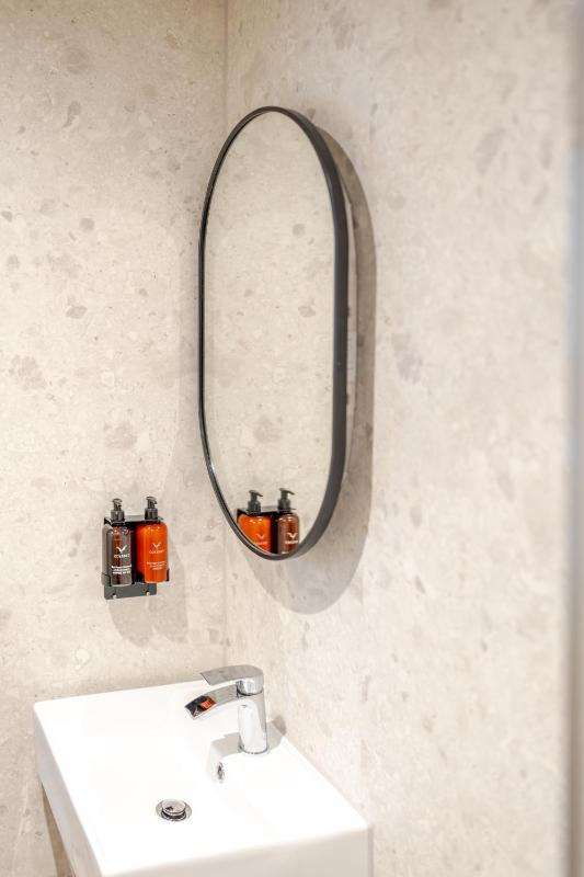 Deluxe Family Room image 3