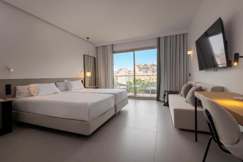 Double Room with City View and Balcony image 1