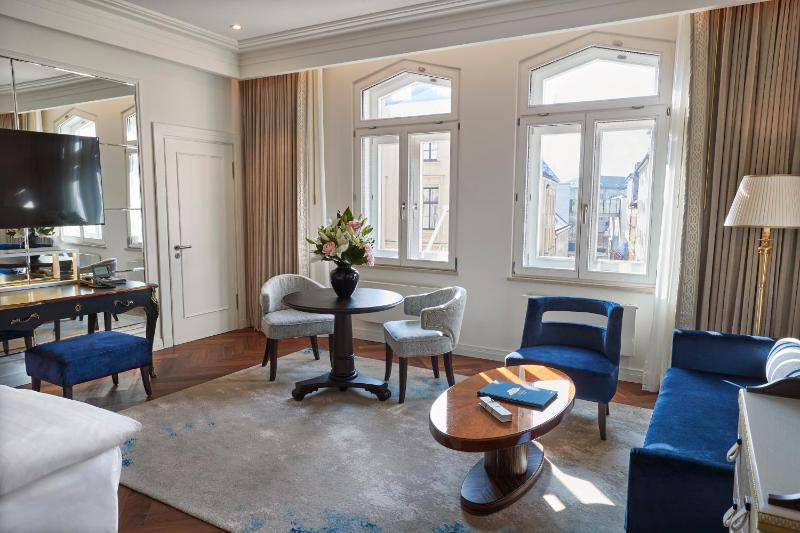 Signature Deluxe Room image 3