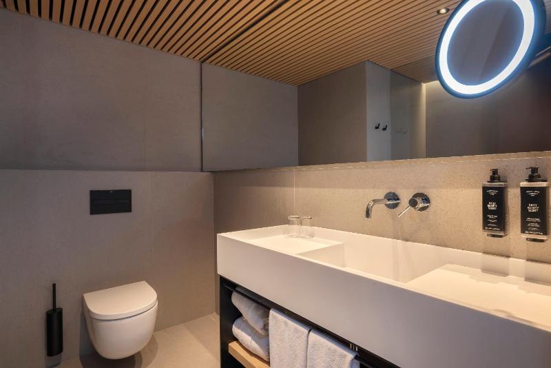 Double Room with City View and Balcony image 4
